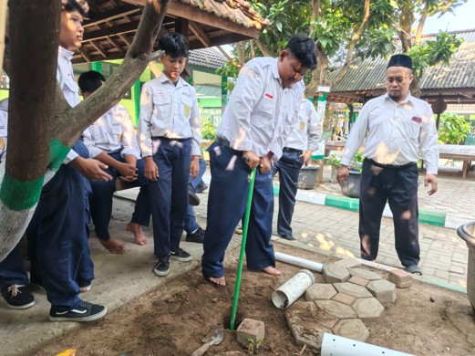 Bukan Sekadar Lubang Biasa! Cara Murid MTsN 9 Bantul Cegah Genangan Air dengan Biopori